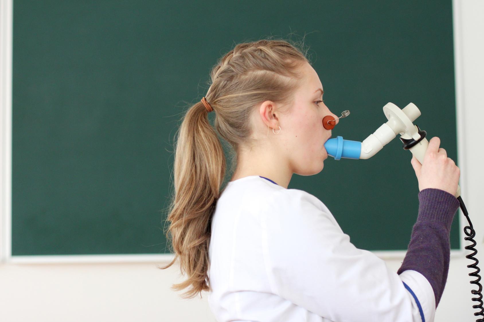 Pani podczas wykonywania badania spirometrycznego. Spirometria w MediPark w Warszawie na Mokotowie.