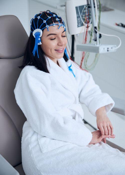 Młoda kobieta w trakcie badania EEG. Badanie neurologiczne. Dobry neurolog prywatnie w warszawie.